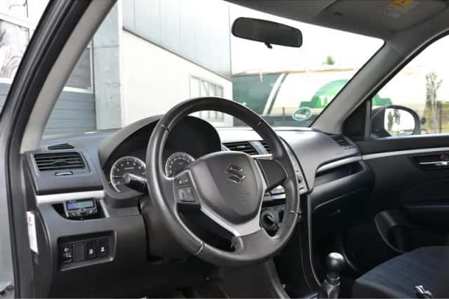 Suzuki Swift (2015) thumbnail 6
