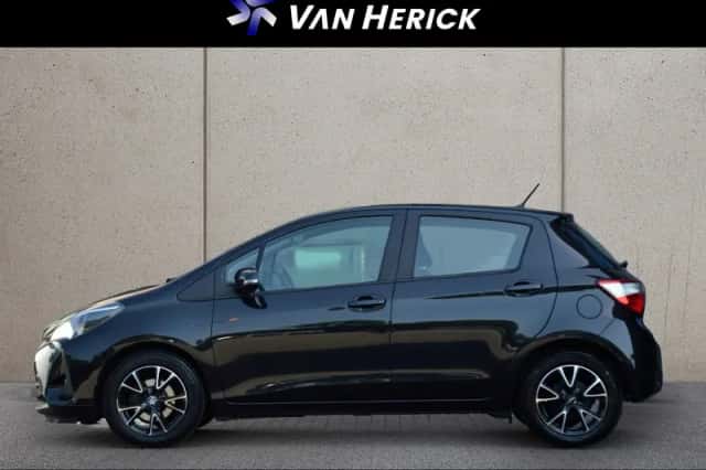 Toyota Yaris (2018) thumbnail 2