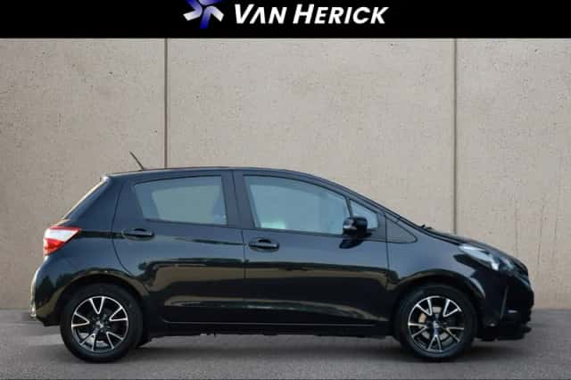 Toyota Yaris (2018) thumbnail 3