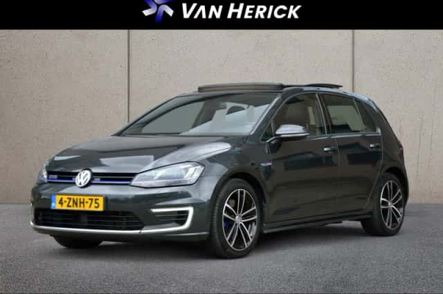 Volkswagen Golf (2015) thumbnail 1