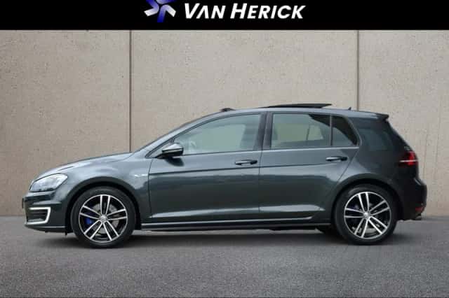 Volkswagen Golf (2015) thumbnail 2