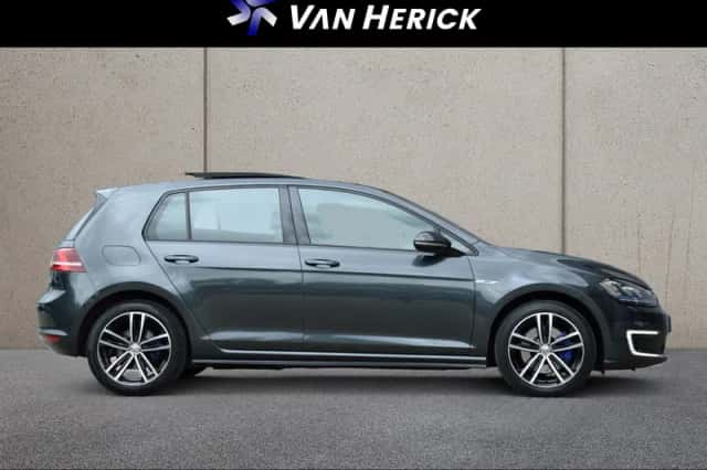 Volkswagen Golf (2015) thumbnail 3