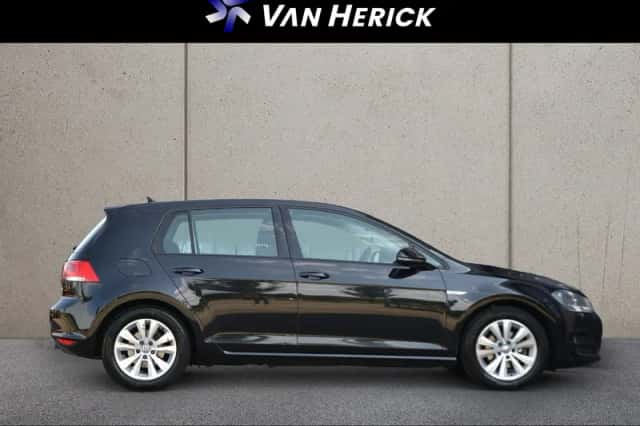Volkswagen Golf (2017) thumbnail 3