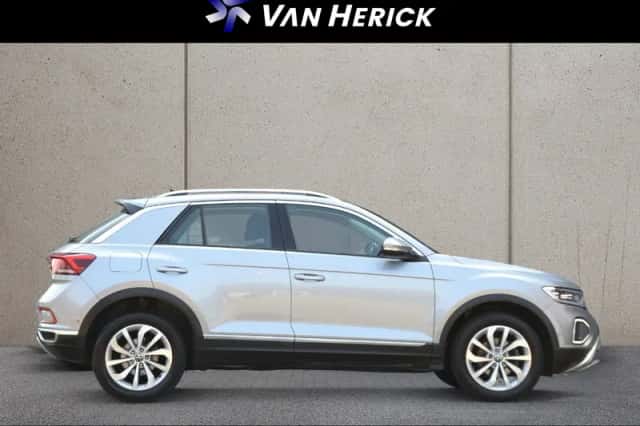 Volkswagen T-Roc (2023) thumbnail 3