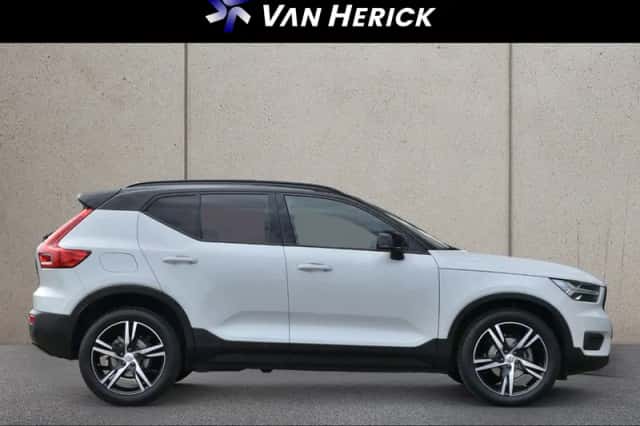 Volvo XC40 (2021) thumbnail 3