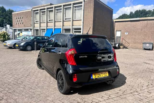 Kia Picanto (2015) thumbnail 2