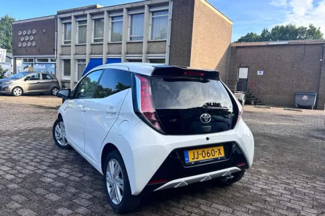 Toyota Aygo (2016) thumbnail 2