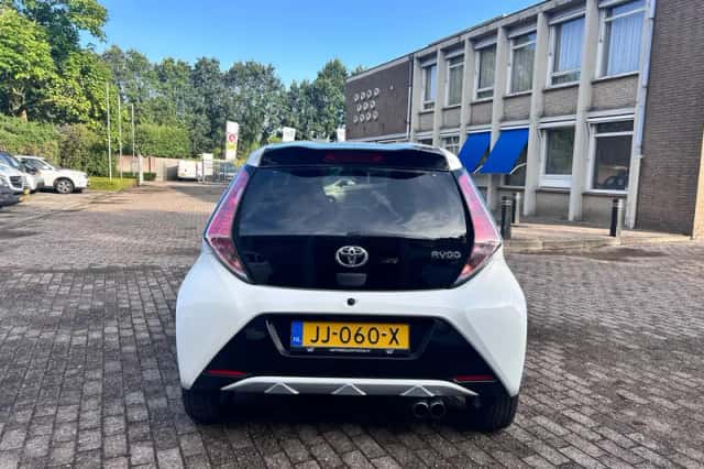 Toyota Aygo (2016) thumbnail 3