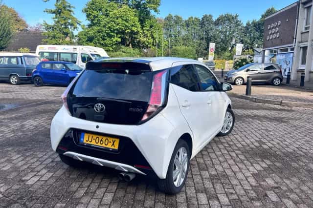 Toyota Aygo (2016) thumbnail 4