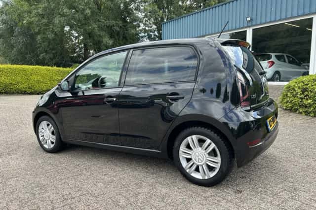 Volkswagen Up! (2016) thumbnail 3