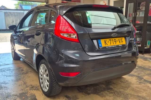 Ford Fiesta (2010) thumbnail 3