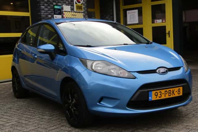 Ford Fiesta (2011) thumbnail 2