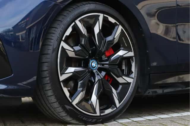 BMW i5 (2023) thumbnail 13