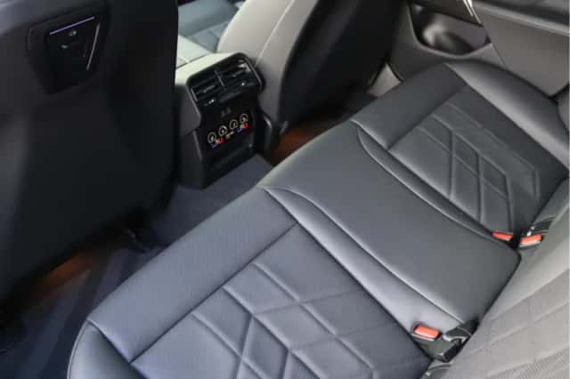 BMW i5 (2023) thumbnail 36