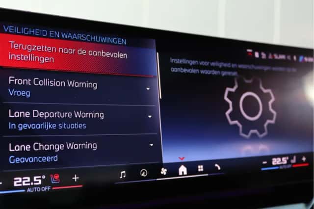 BMW i5 (2023) thumbnail 70