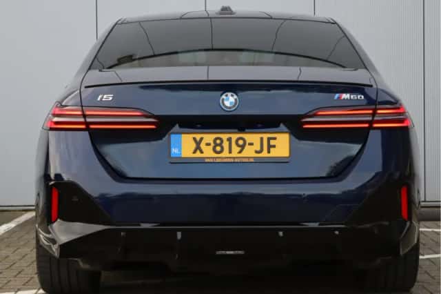BMW i5 (2023) thumbnail 8