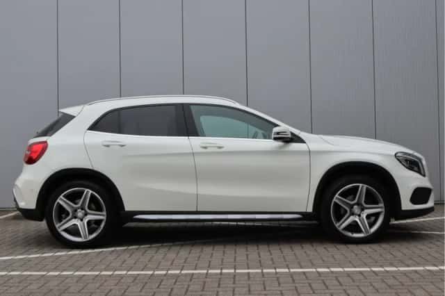 Mercedes-Benz GLA (2015) thumbnail 17