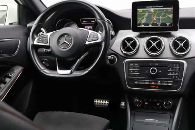 Mercedes-Benz GLA (2015) thumbnail 18