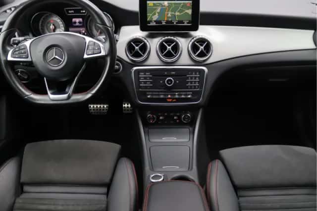 Mercedes-Benz GLA (2015) thumbnail 3