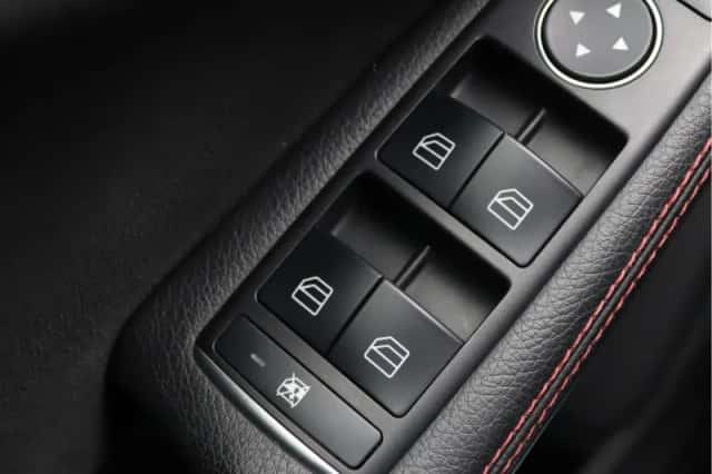 Mercedes-Benz GLA (2015) thumbnail 25