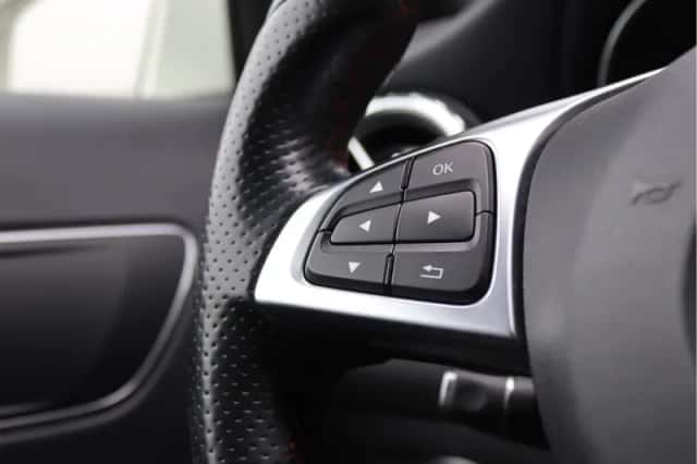 Mercedes-Benz GLA (2015) thumbnail 33