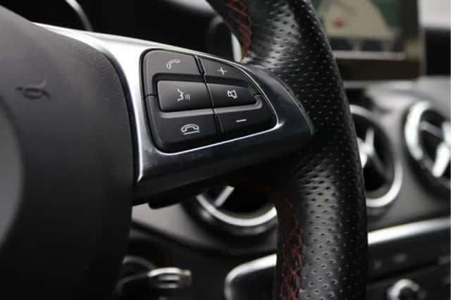 Mercedes-Benz GLA (2015) thumbnail 34
