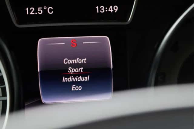Mercedes-Benz GLA (2015) thumbnail 35