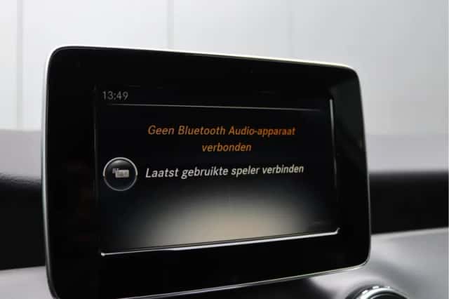 Mercedes-Benz GLA (2015) thumbnail 38