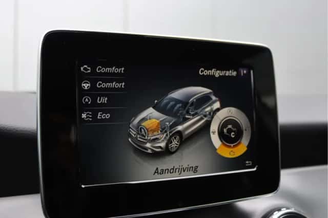 Mercedes-Benz GLA (2015) thumbnail 40