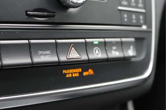 Mercedes-Benz GLA (2015) thumbnail 43