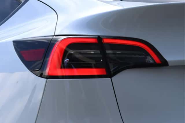 Tesla Model Y (2022) thumbnail 12