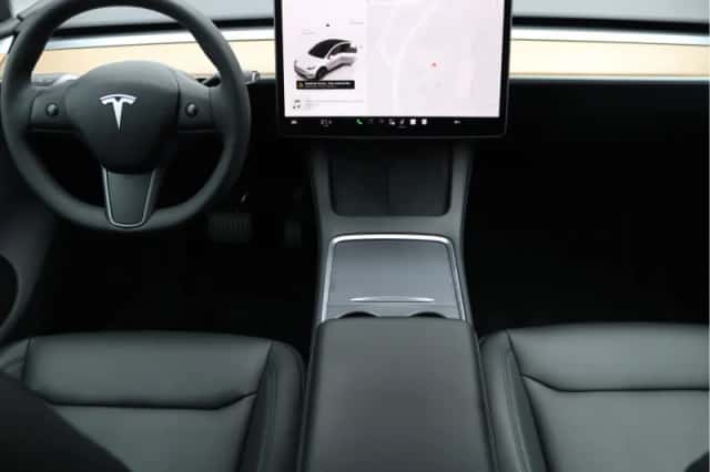 Tesla Model Y (2022) thumbnail 3