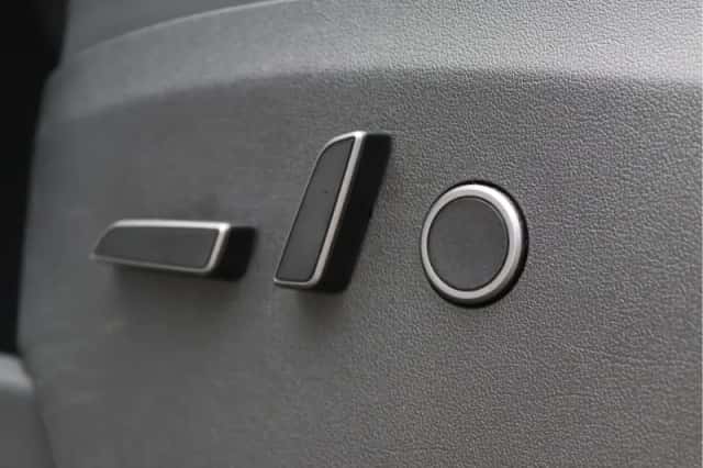 Tesla Model Y (2022) thumbnail 24