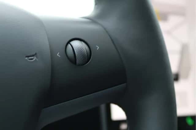 Tesla Model Y (2022) thumbnail 30