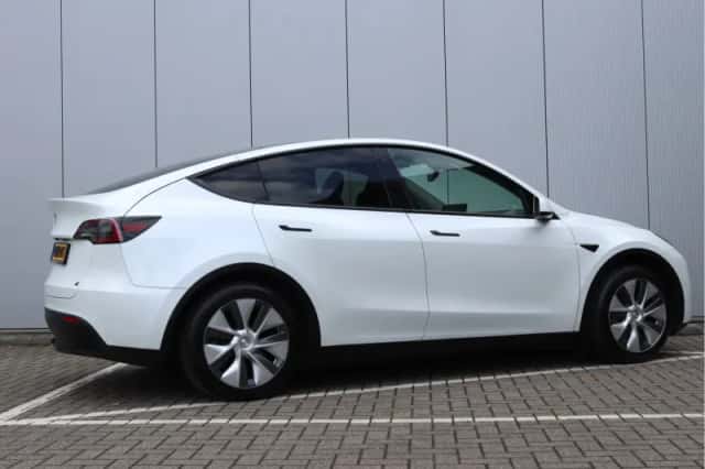 Tesla Model Y (2022) thumbnail 5