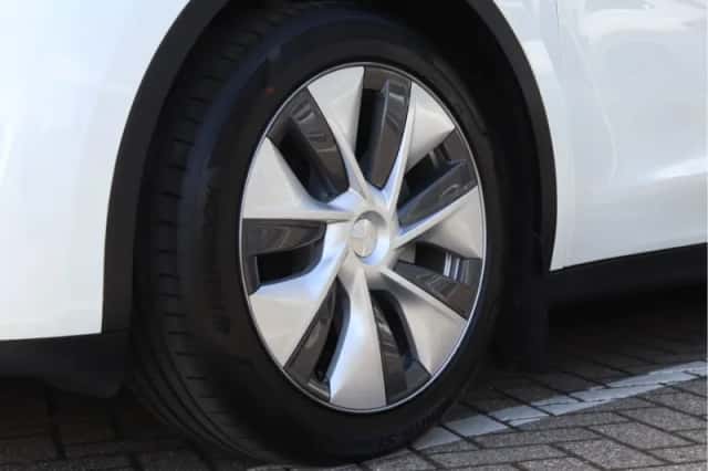 Tesla Model Y (2022) thumbnail 9