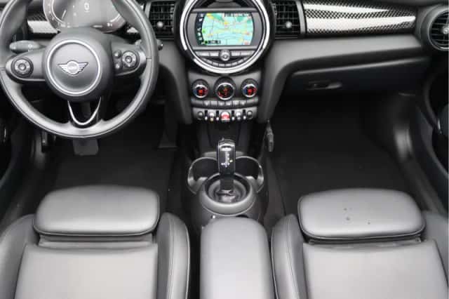 MINI Cabrio (2019) thumbnail 3