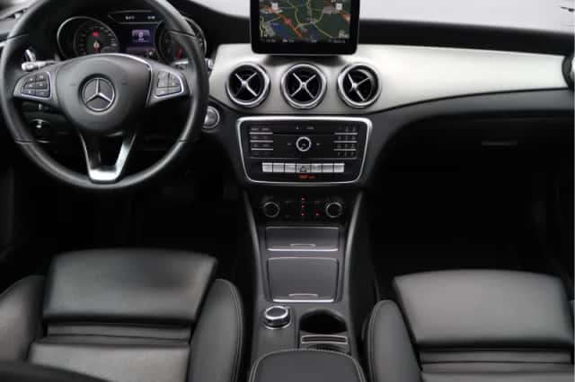 Mercedes-Benz GLA (2018) thumbnail 3