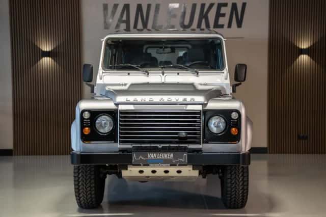 Land Rover Defender (2013) thumbnail 3