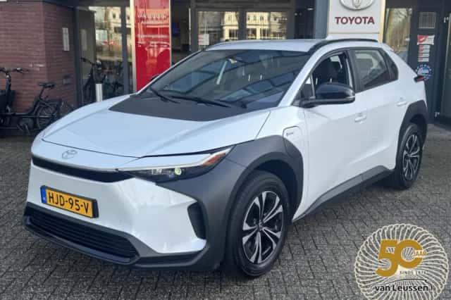 Toyota bZ4X (2025) thumbnail 1