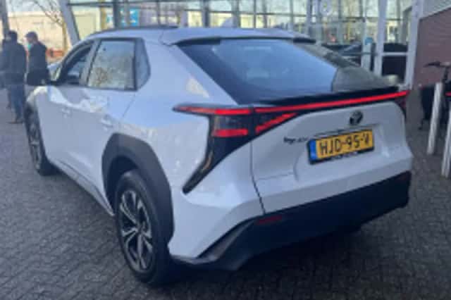 Toyota bZ4X (2025) thumbnail 3