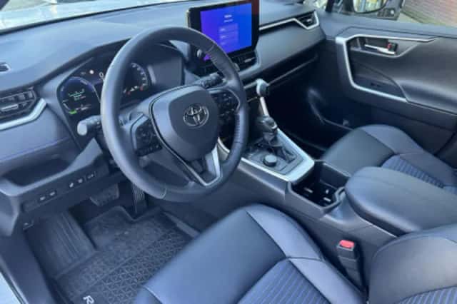 Toyota RAV4 (2024) thumbnail 2