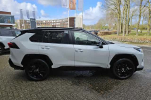 Toyota RAV4 (2024) thumbnail 6
