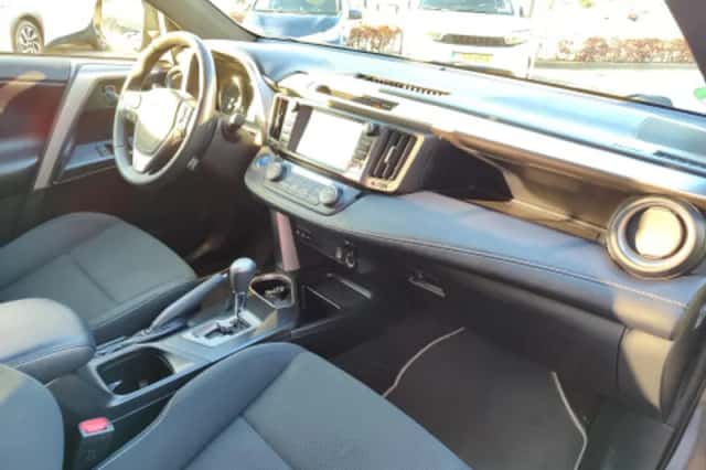 Toyota RAV4 (2018) thumbnail 2