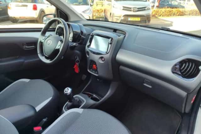 Toyota Aygo (2021) thumbnail 2