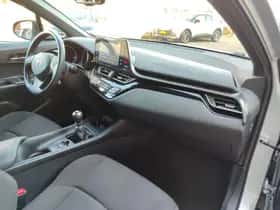 Toyota C hr (2017) thumbnail 2