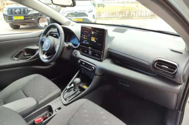 Toyota Yaris (2025) thumbnail 2