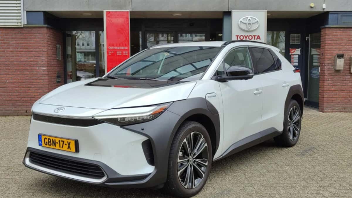 Toyota bZ4X (2024) — foto 1