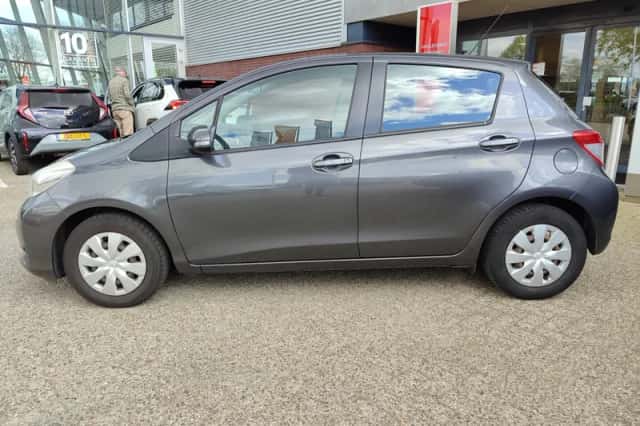 Toyota Yaris (2014) thumbnail 11