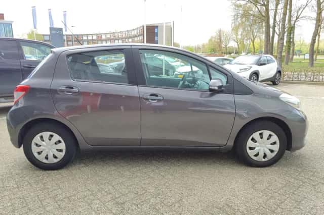 Toyota Yaris (2014) thumbnail 12